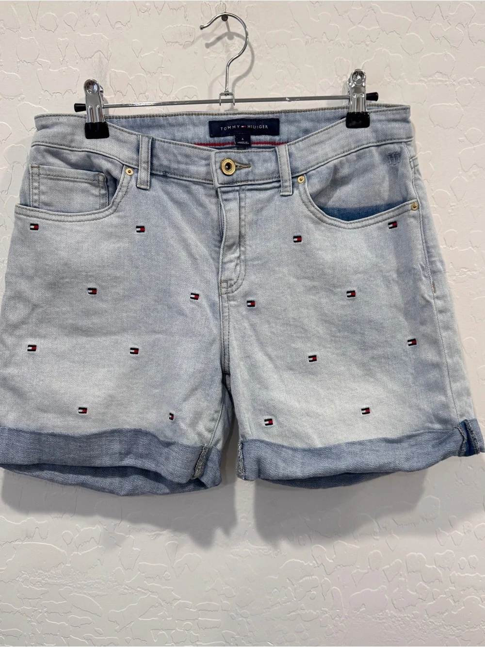 Tommy Hilfiger Greenwich Cuffed Denim Shorts Women 6 Embroidered Flag Light Wash
